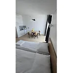 Apartment Sea Spray Sermiescio 28 *